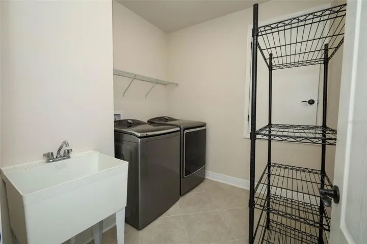 WASHER AND DRYER FULL WALKING AREA