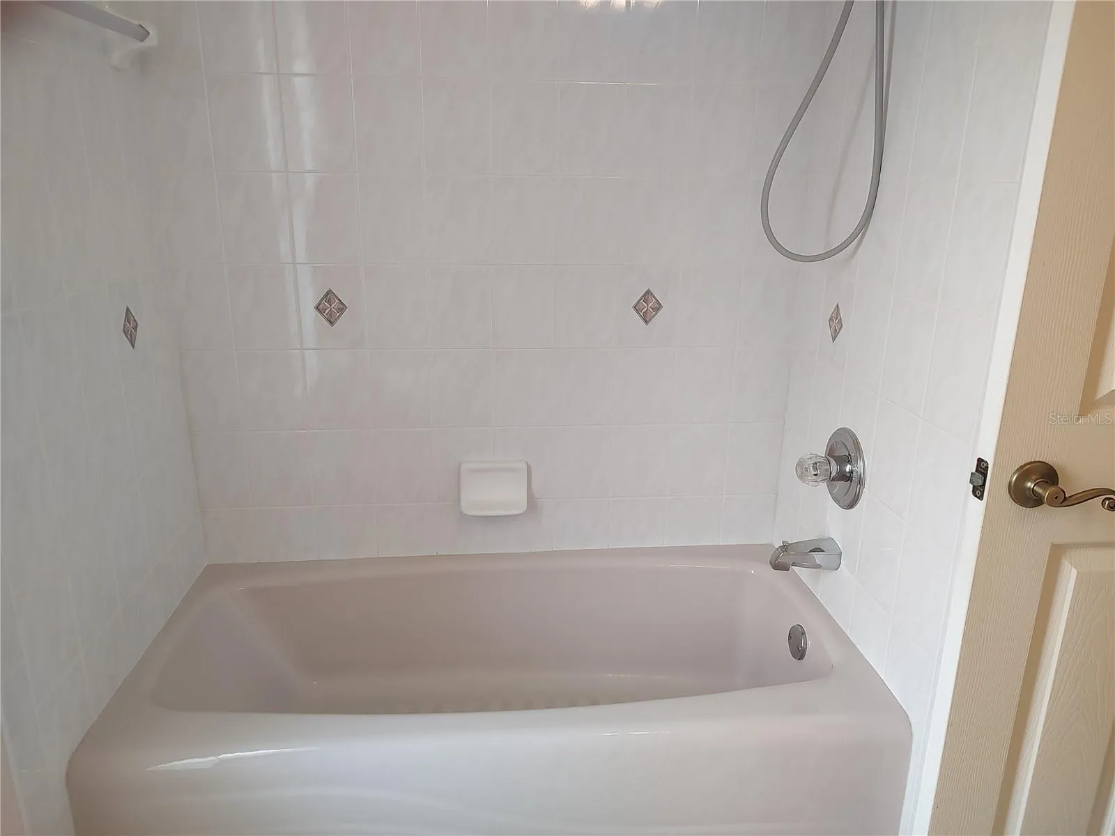Hall bath w/tub & shower combo