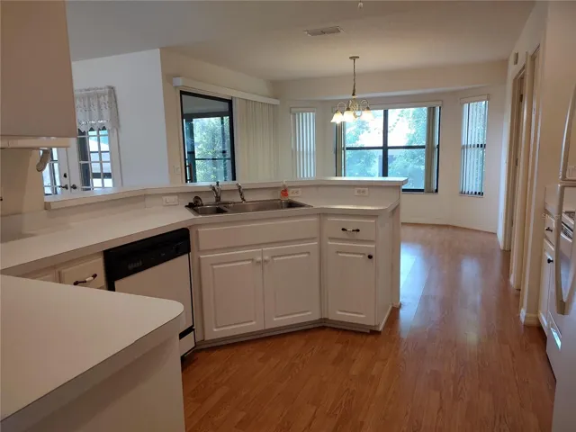 Pretty kitchen/dining area