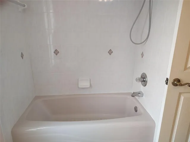 Hall bath w/tub & shower combo