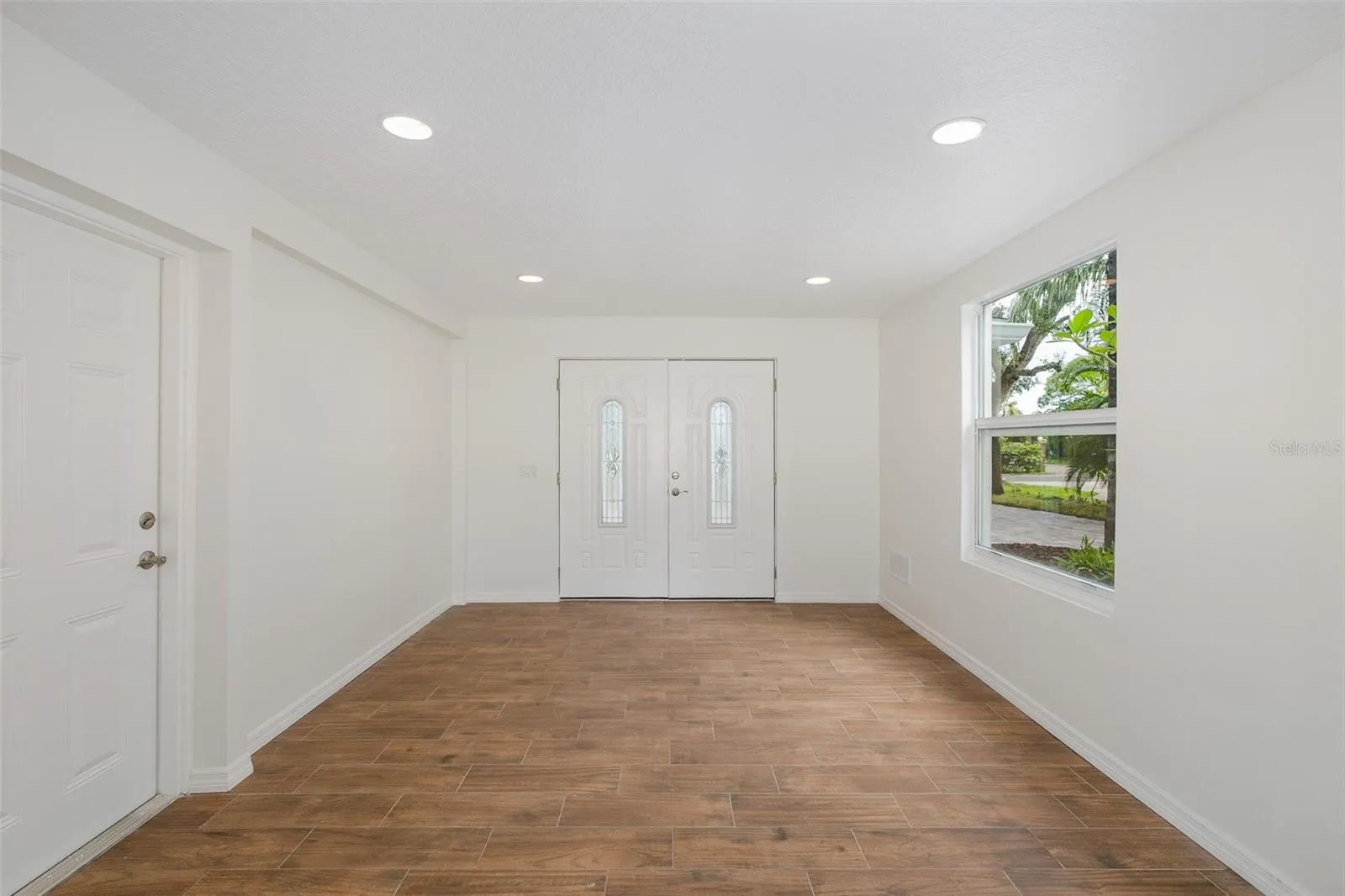 Down stairs foyer