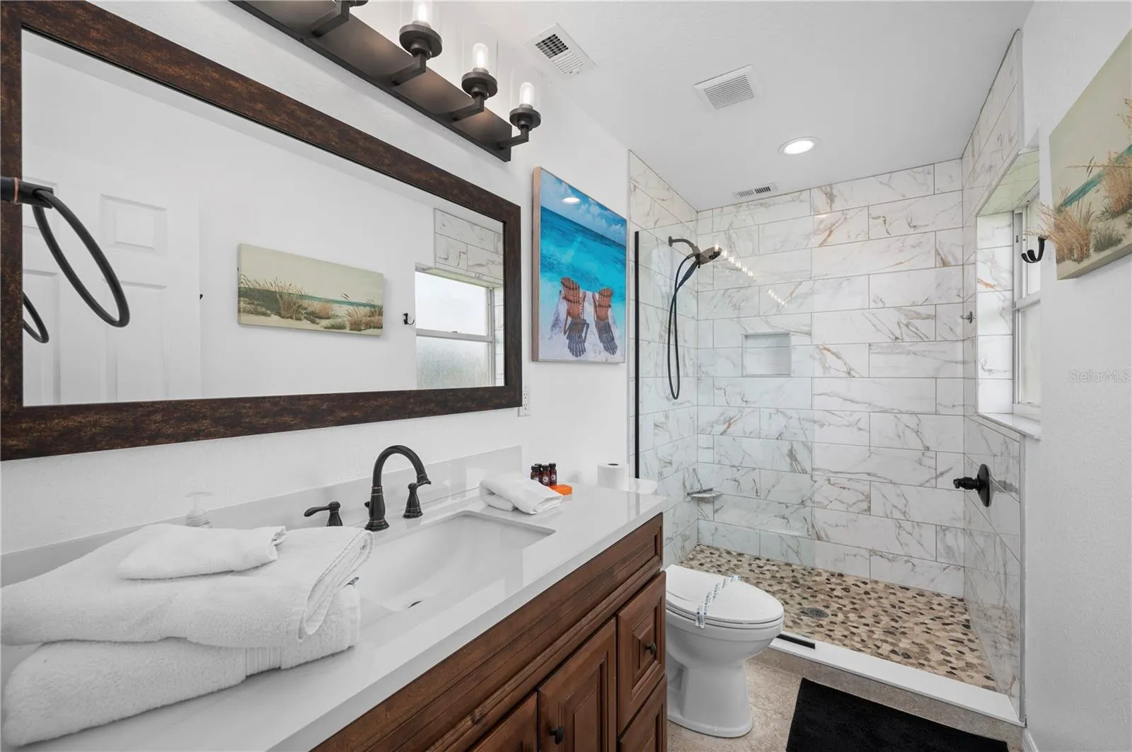 Private guest ensuite bath with shower