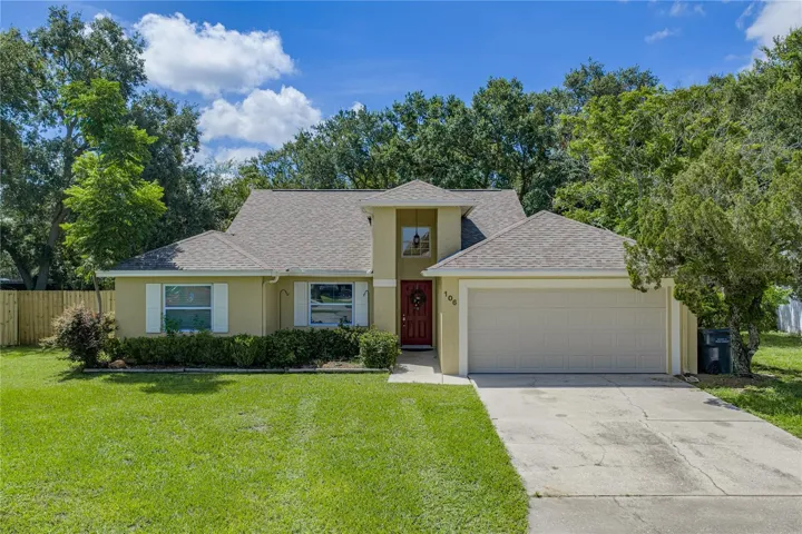 WELCOME TO 106 SAINT KITTS CIRCLE IN BEAUTIFUL WINTER HAVEN, FLORIDA.