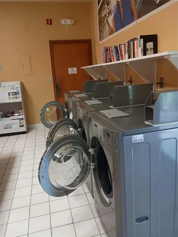 Coin laundry