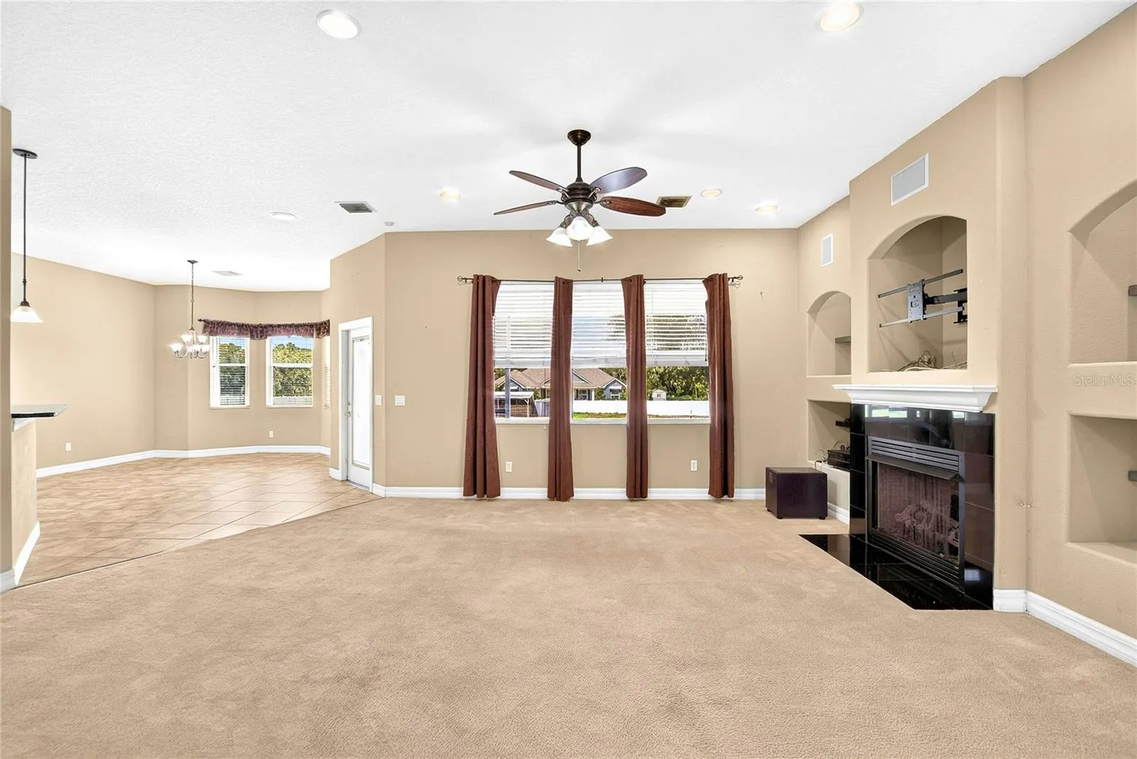 FAMILY ROOM. SOUND EQUIPMENT INCLUDED