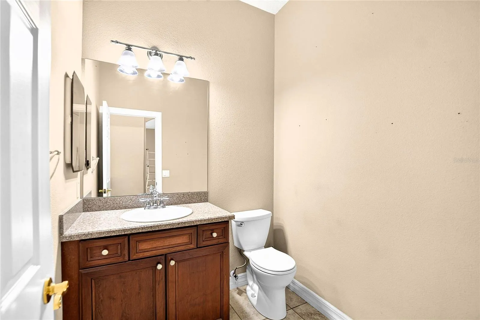 HALL HALF/GUEST BATH