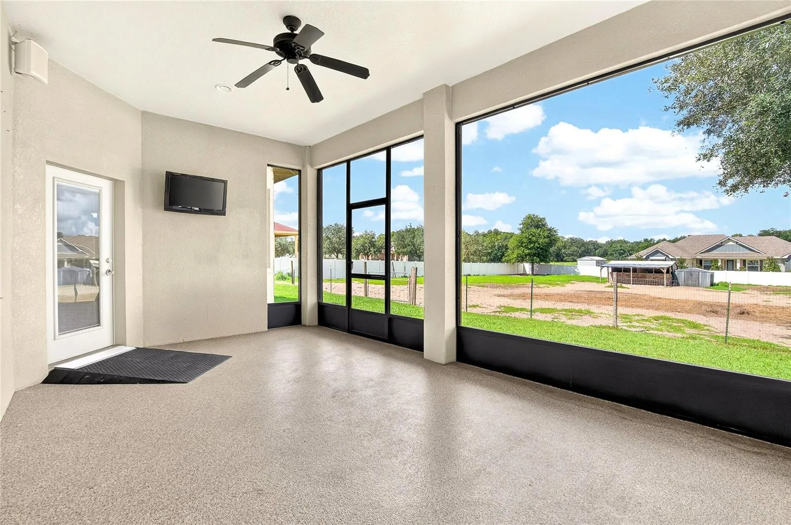 REAR LANAI OFF FAMILY ROOM