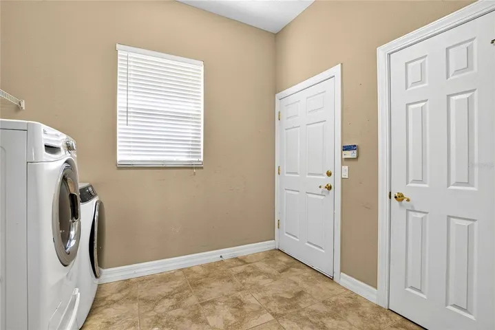 BIG STORAGE CLOSET IN LAUNDRY