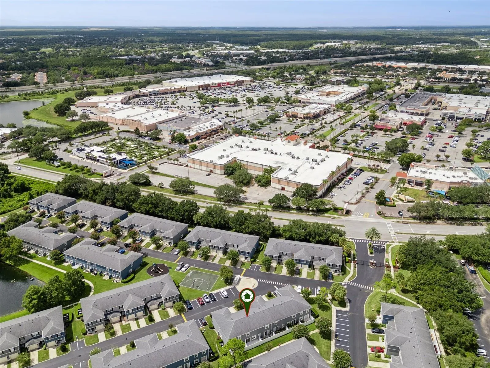 Amazing Location! Walk to Waterford Lakes shoppping center!