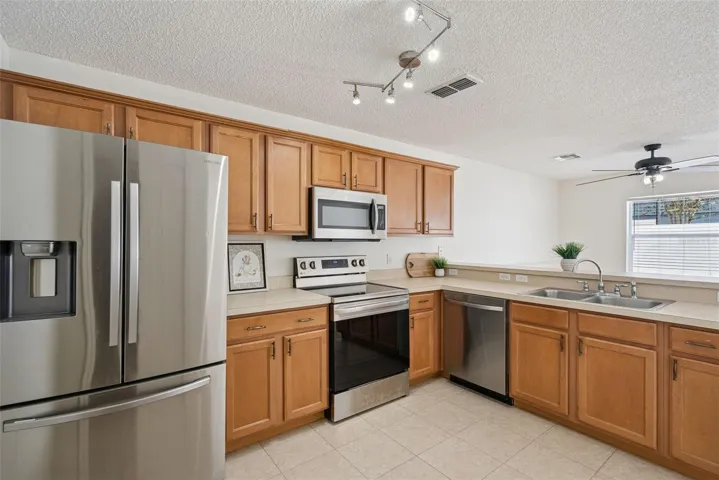 Spacious Kitchen &amp; Newer Appliances