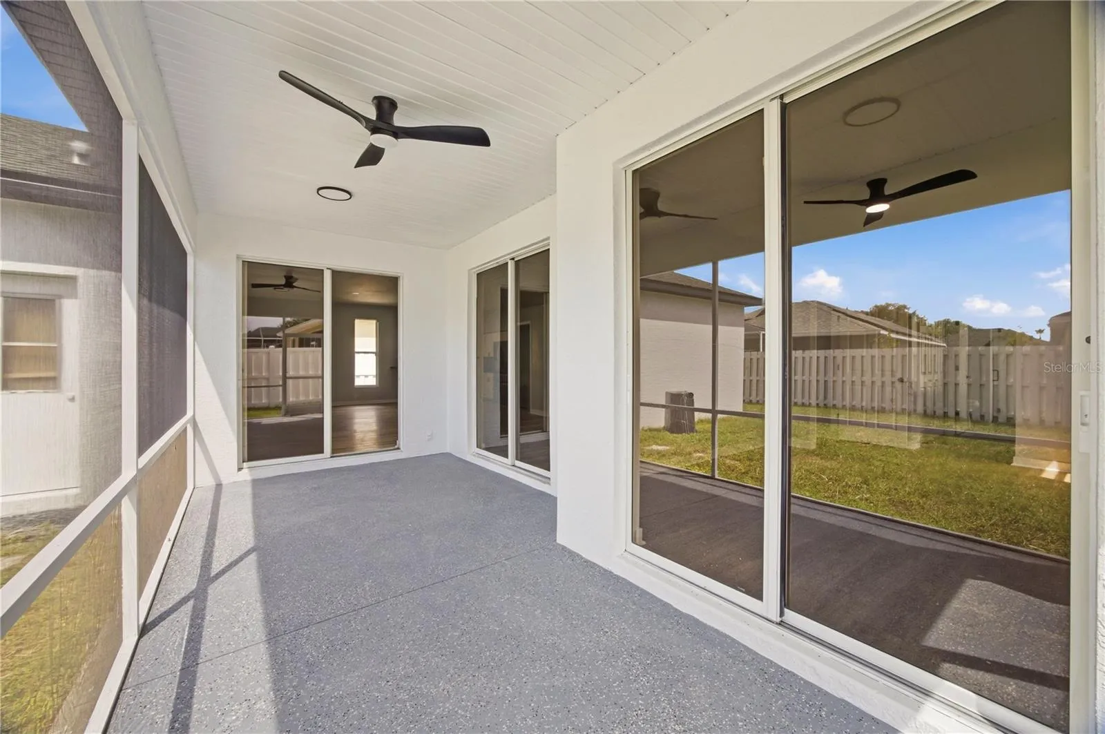 SCREENED-IN LANAI