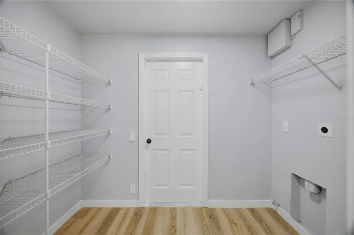 LAUDRY ROOM