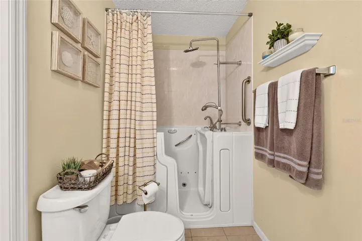 Walk-In Jetted Tub/Shower