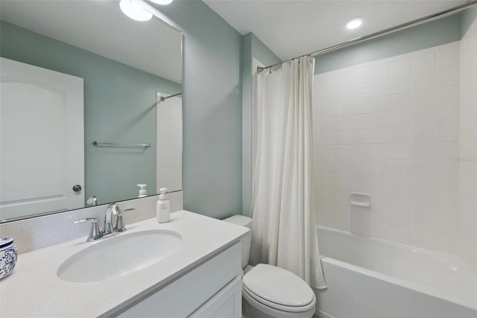 Upstairs Guest/Hall Bath