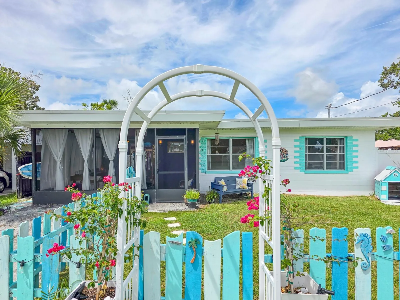 Sweet Cottage Home - Gated front courtyard.