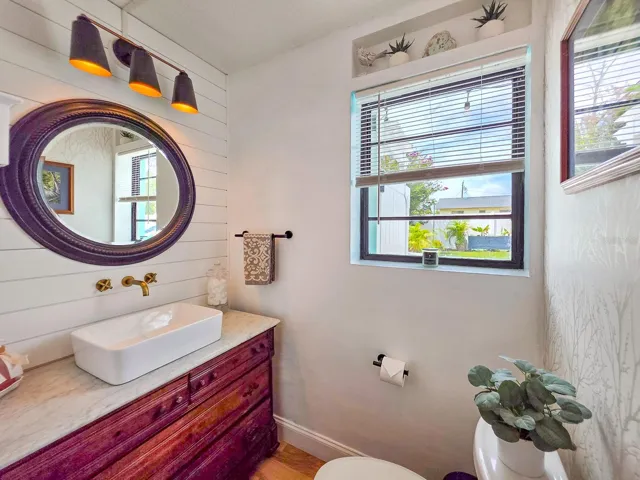 Guest's half bath