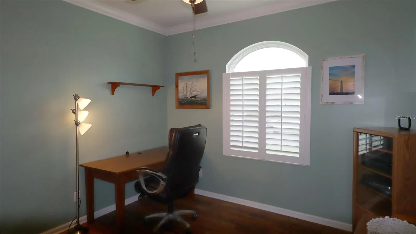 ceiling fan &amp; great natural light...