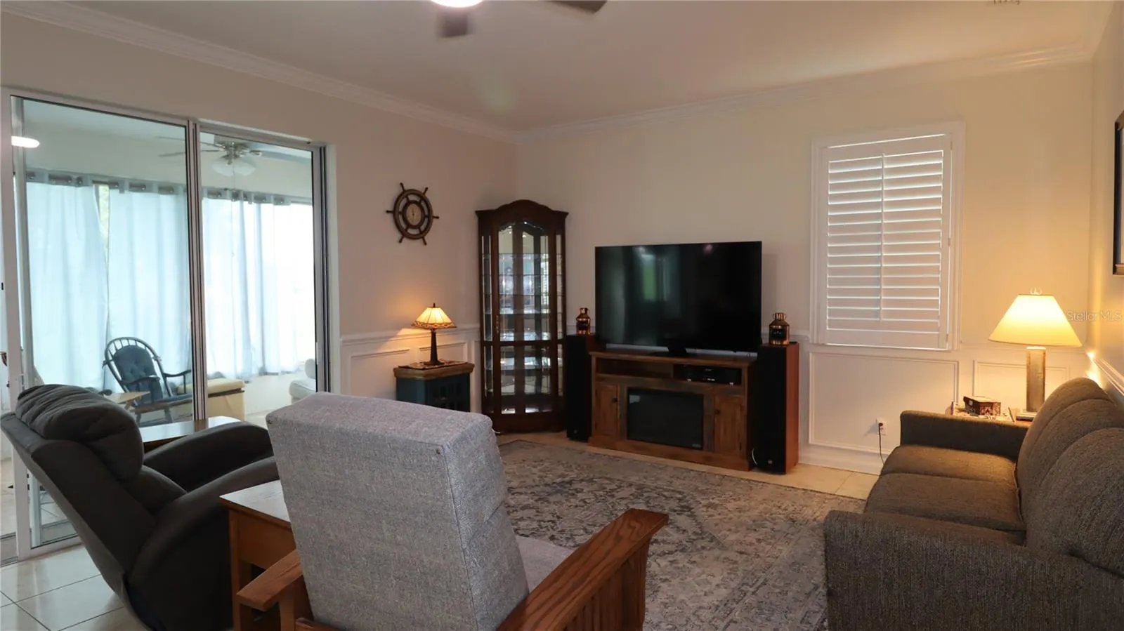 crown moulding &amp; lanai access...