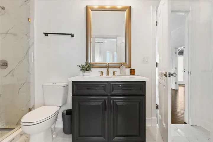 Shared Ensuite Bathroom (upstairs)