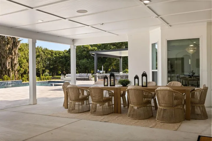 Lanai Dining Area