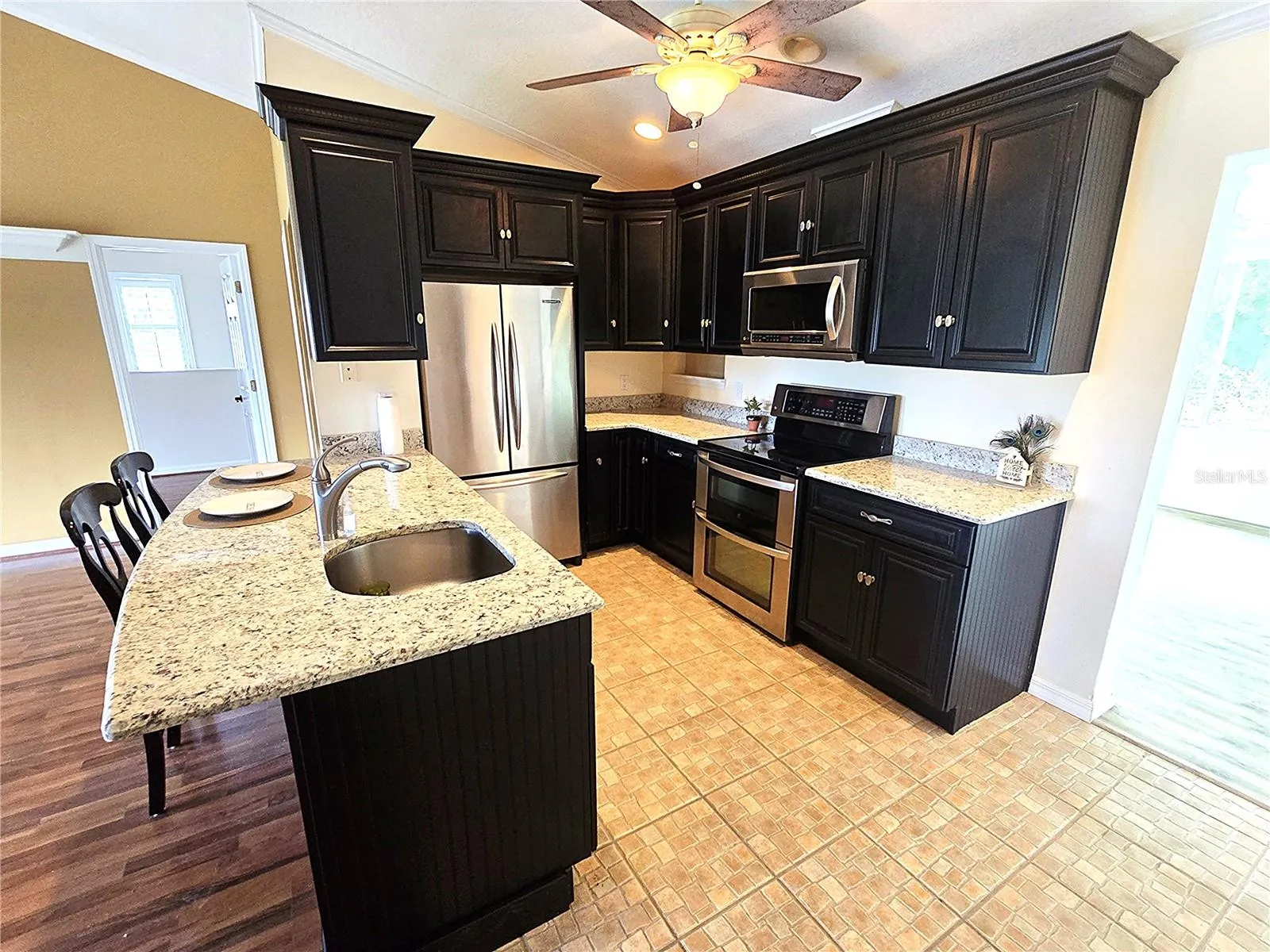 Kitchen &amp; Breakfast Bar