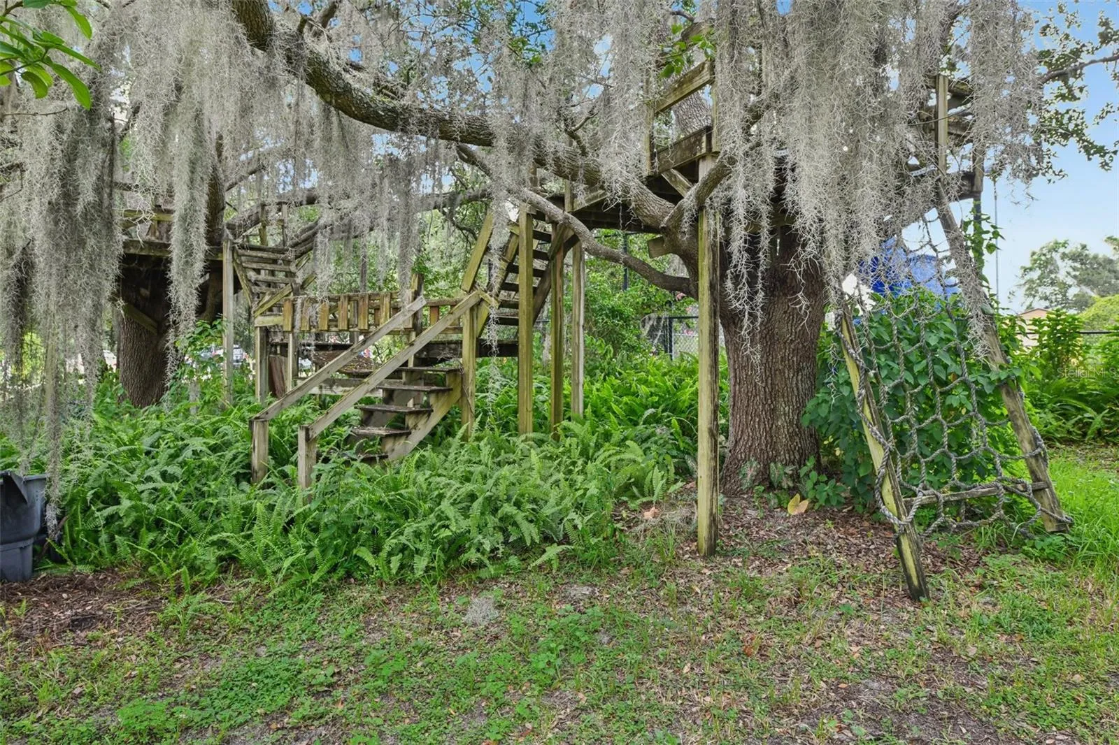 Fun tree house &amp; fort near sports court
