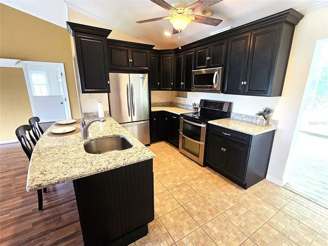 Kitchen &amp; Breakfast Bar