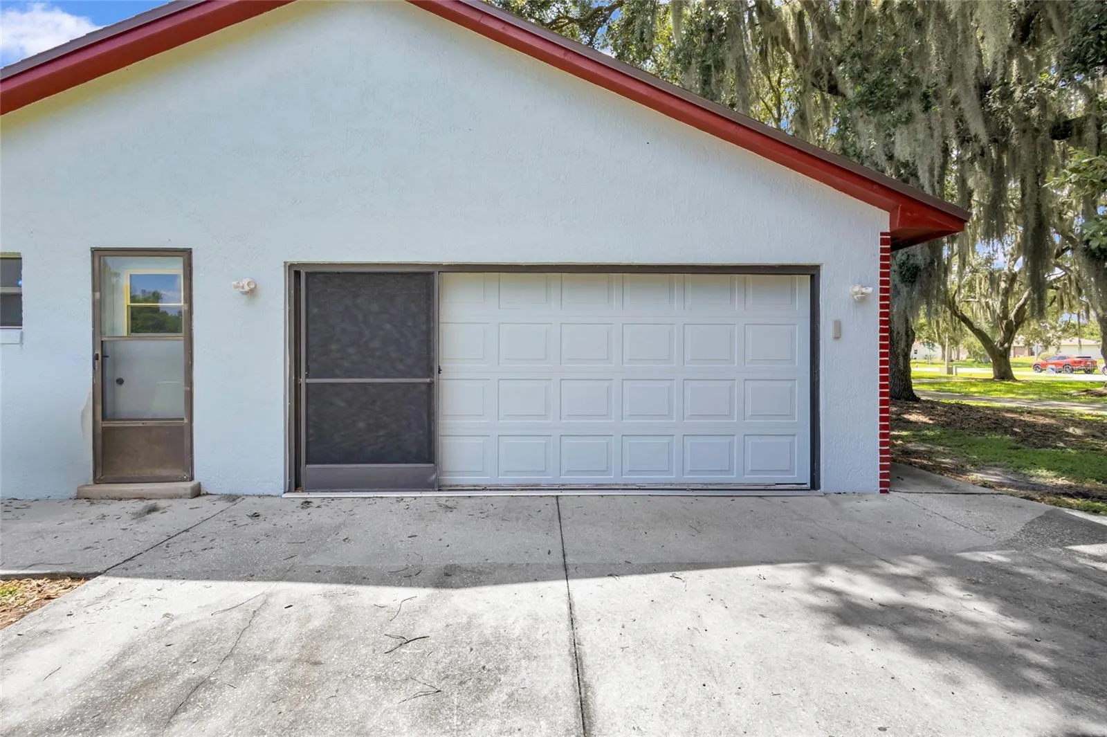 Side entry garage with rollback screen