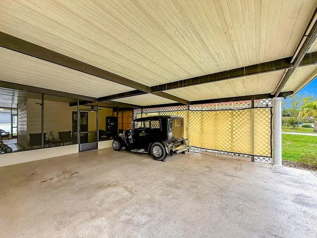 Parking for 2 cars under the carport