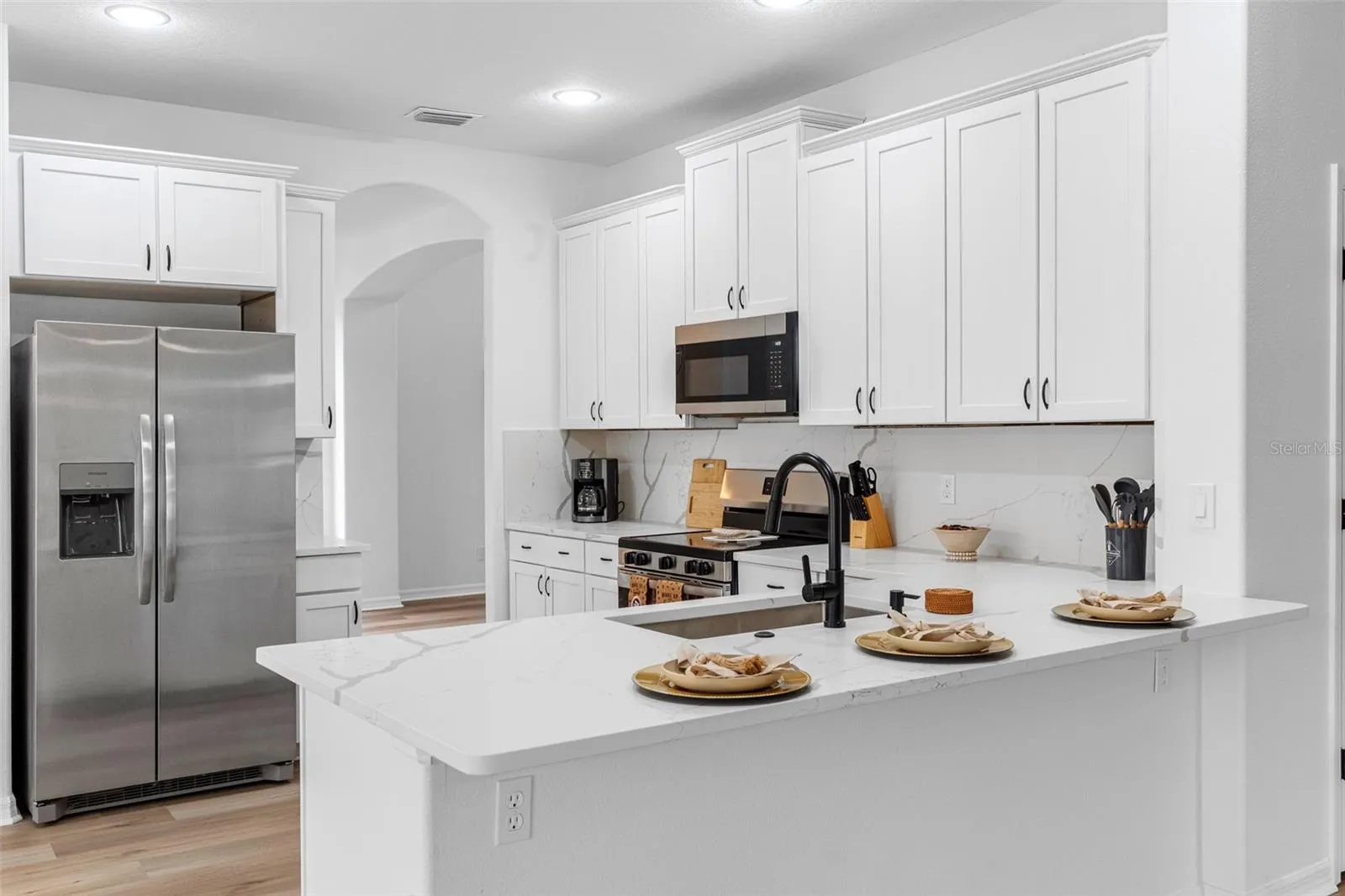 Full Kitchen/ Penninsula/ Island.