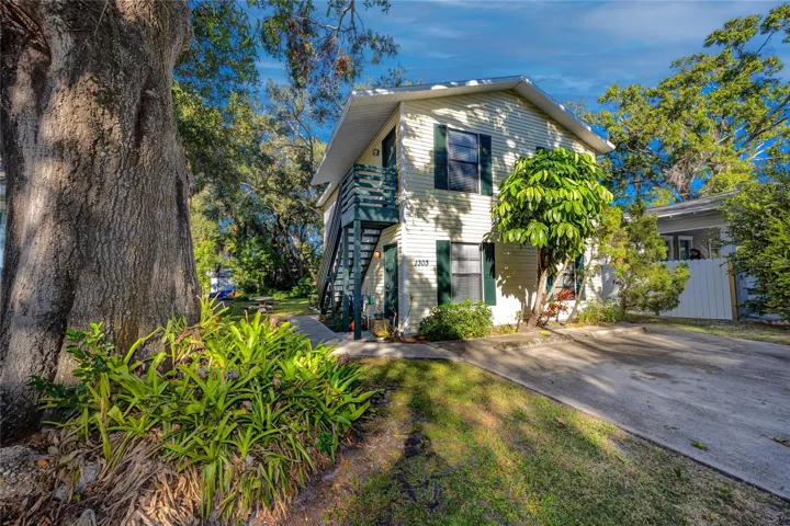 1303 S Moody Ave offers two units both with 2 bedrooms and 1 bathroom. Two parking spaces in front of the building.