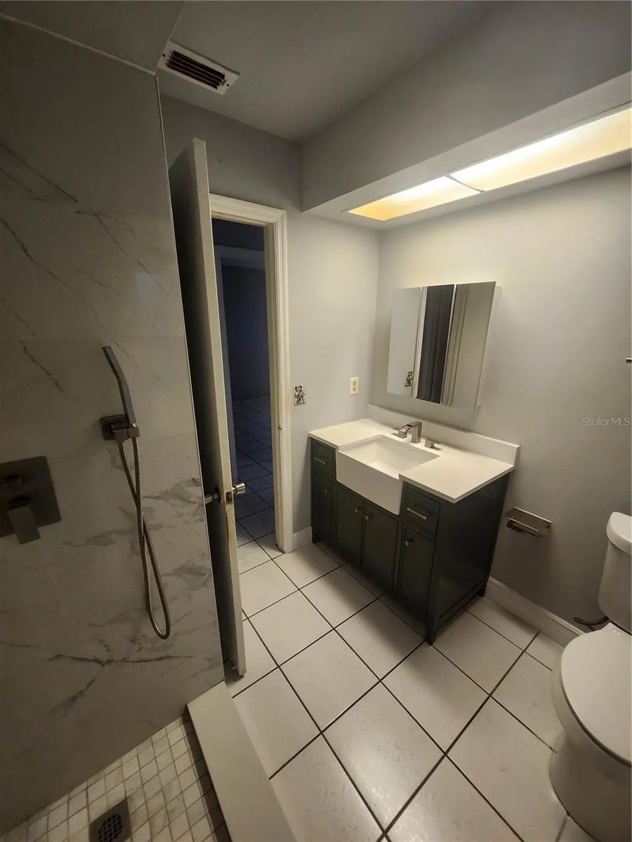 HALL BATH WITH YARD ACCESS C