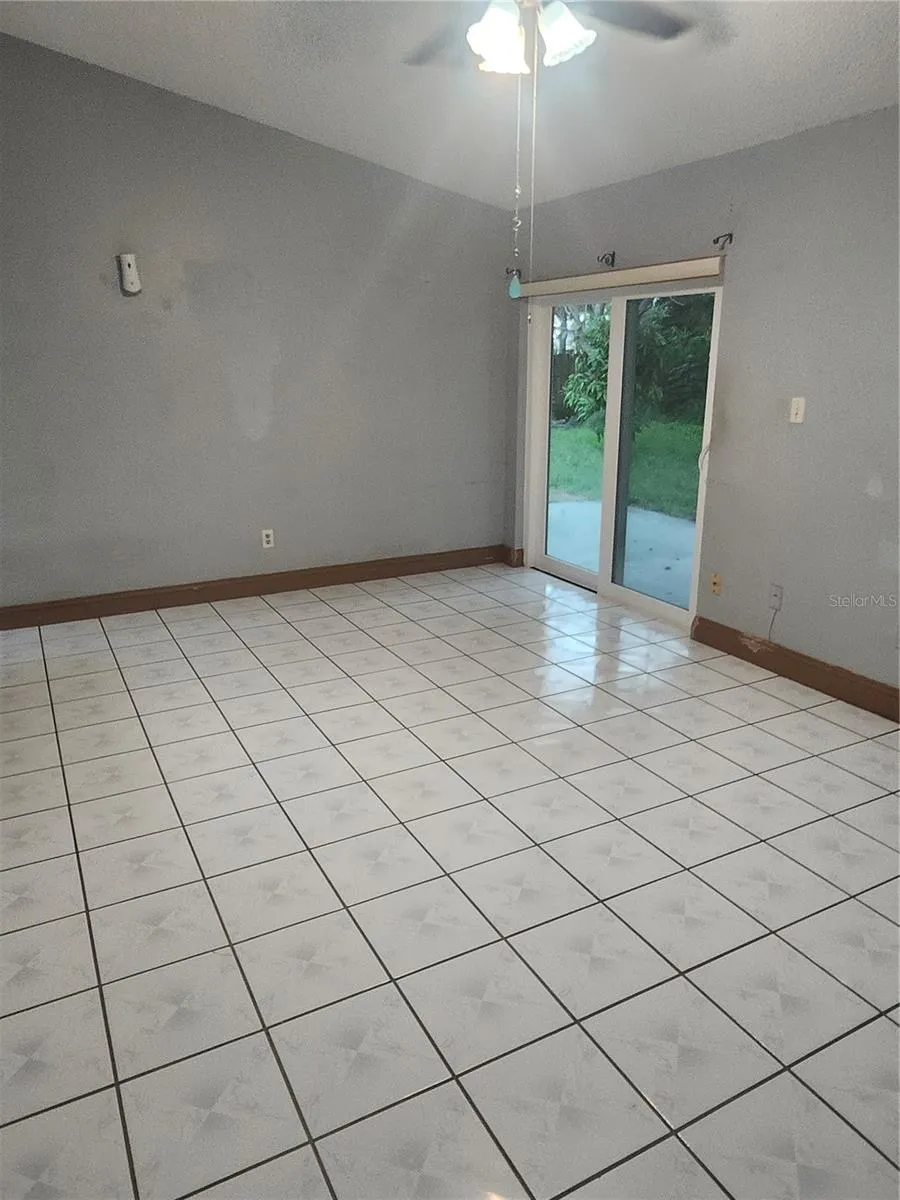 HALL BATH WITH YARD ACCESS A