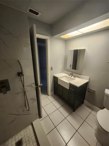 HALL BATH WITH YARD ACCESS C