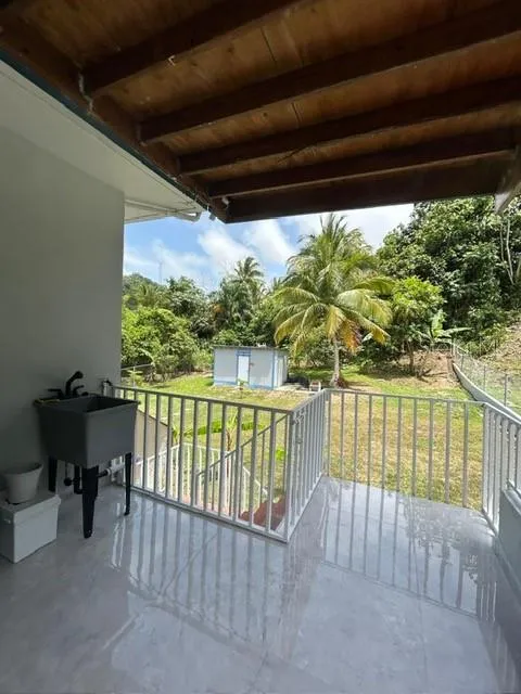 Acceso al Patio •Access to the Backyard