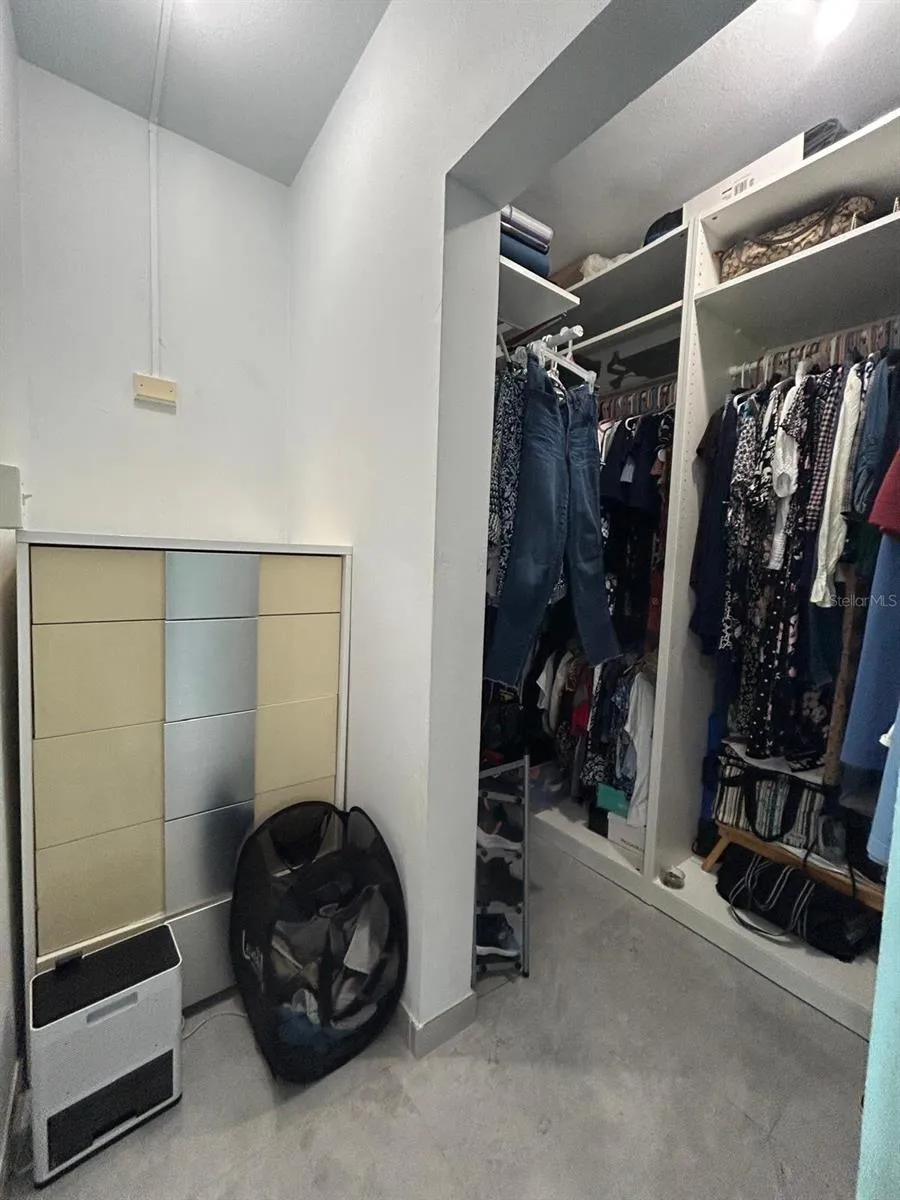 Walk -in- Closet
