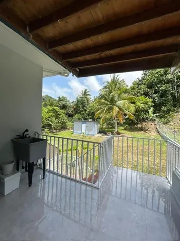 Acceso al Patio •Access to the Backyard