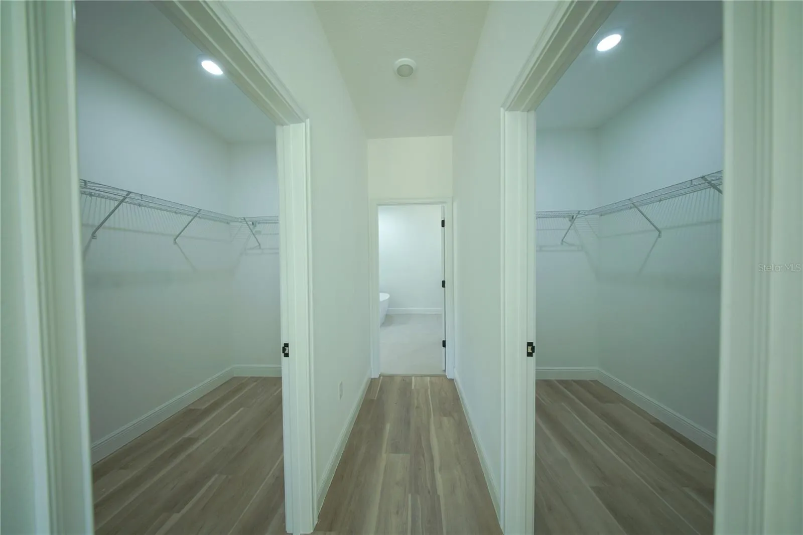 primary bedroom - walkin closet