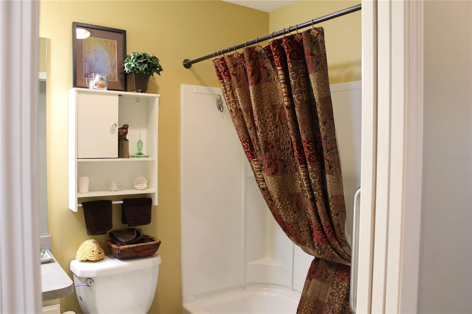 Second bathroom with Tub/Shower Combination