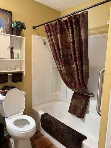 Second bathroom with Tub/Shower Combination
