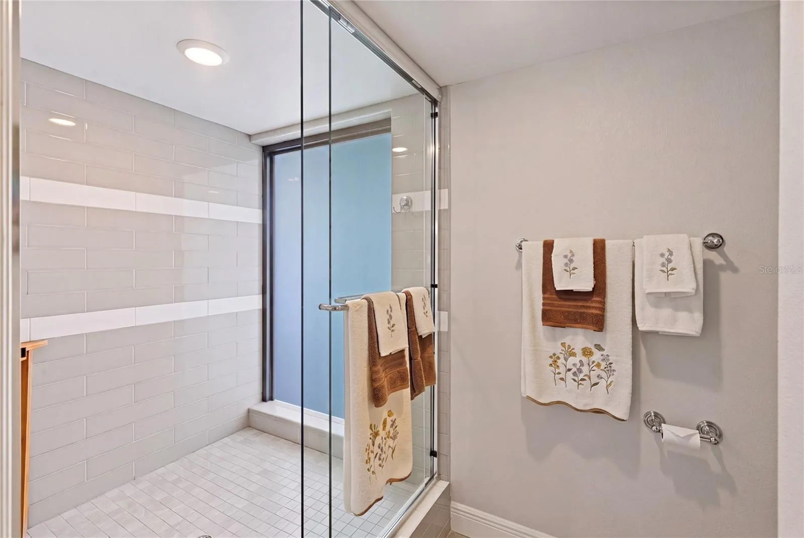 Extra-large shower in the 2nd master shower.