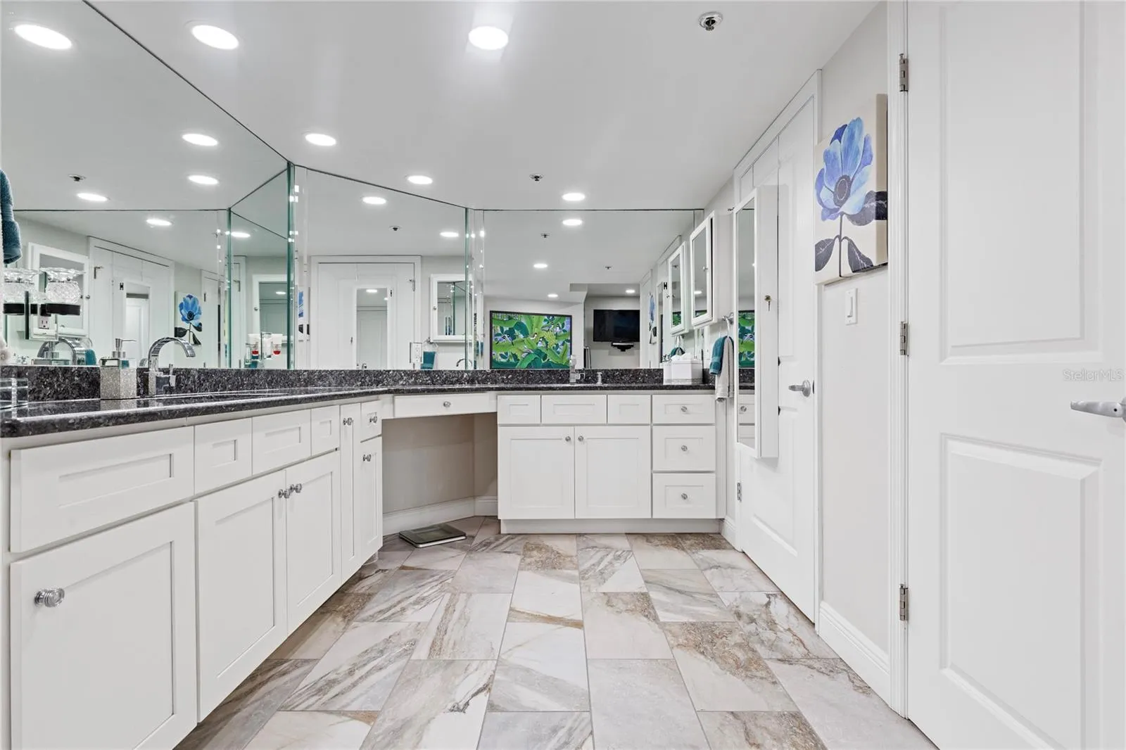 Lots of counter space for everyone's stuff!