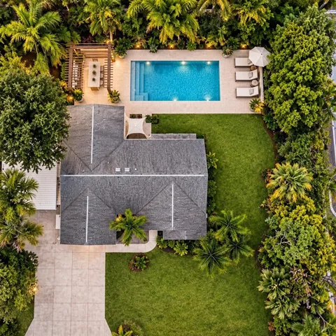 THERE ARE AI MODIFIED IMAGES SHOWING VIRTUAL STAGING OF THE POTENTIAL OF THE PROPERTY.