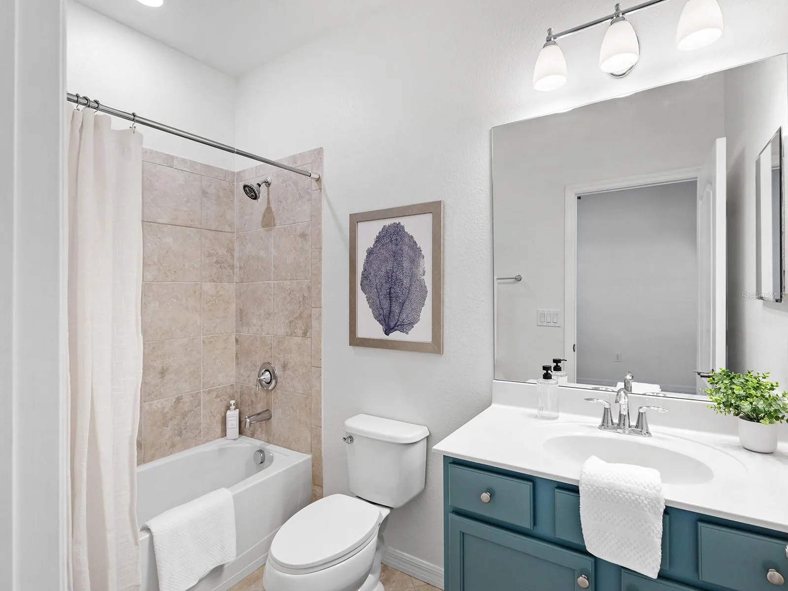 Guest Bedroom 2 w/ en-suite bathroom