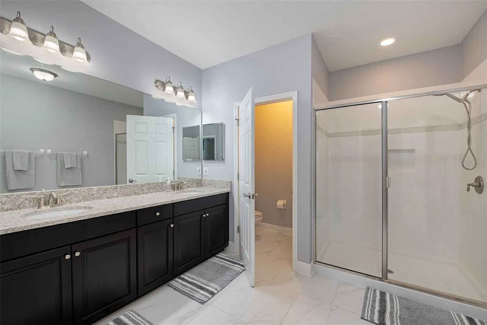 Spacious en-suite bathroom