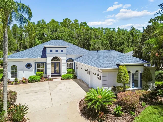 Welcome to 21105 Lake Vienna Drive