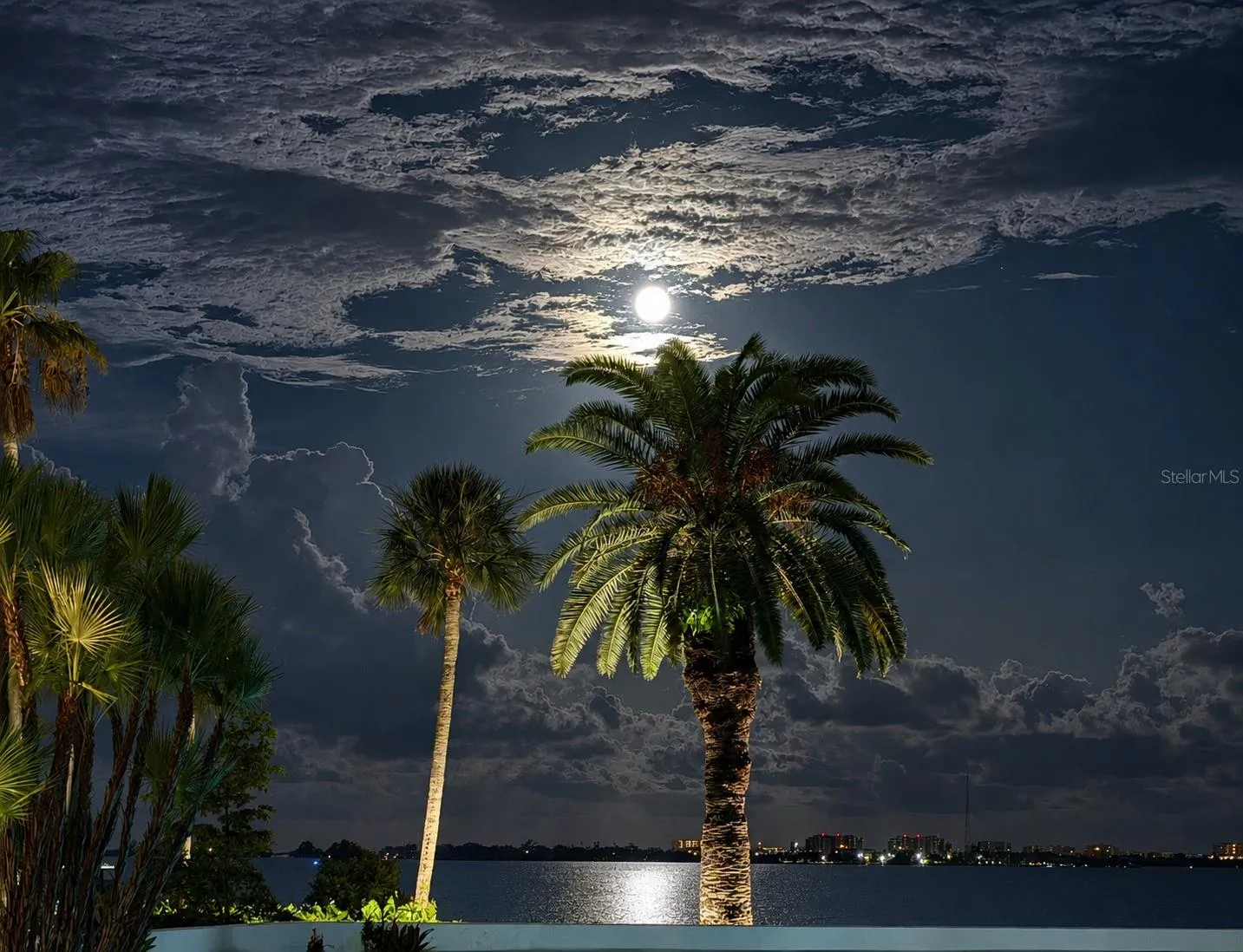 Moonset view from front yard sliders.