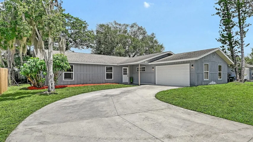 Welcome to 4054 Palau in Lake Sarasota!