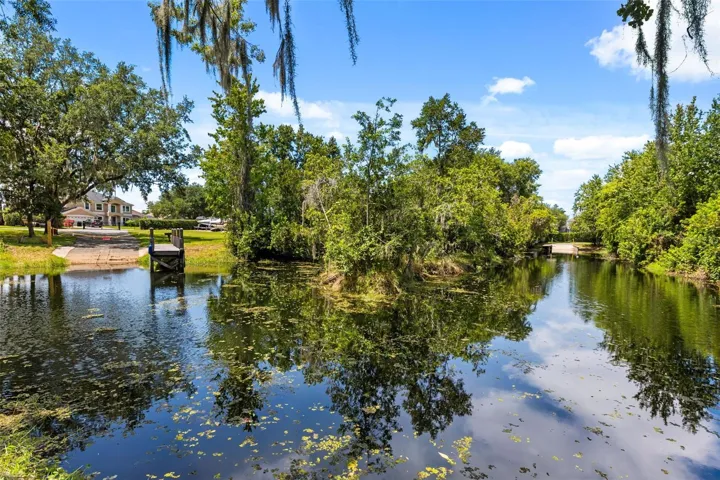 Community boat ramp is approximately 300 feet away