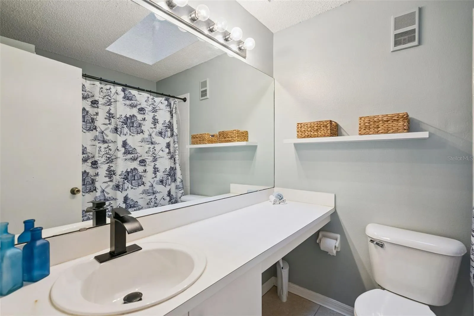 Hall Bathroom w/Tub shower combo